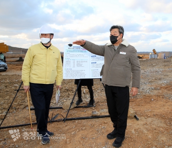 ‘태안 유브이 랜드’ 현장을 방문해 추진 상황을 점검하고 있는 가세로 태안 군수