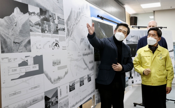 황인호 동구청장이 SGHS 설계사무소 직원으로부터 1등 당선작의 작품 설명을 듣고 있다