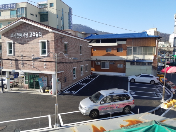 확장공사를 마친 대전 중구 부사시장 주차장