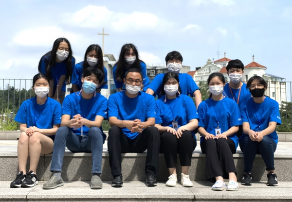 지난 8월 유성구청소년수련관에서 유성구청소년운영위원회 ‘유별난 아이들’ 정기회의를 마치고 양은일 관장과 함께 기념촬영을 하고 있다