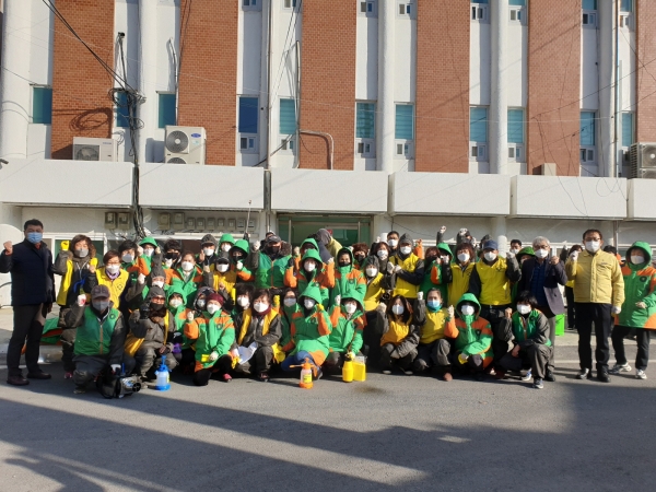 방역활동 후 단체사진