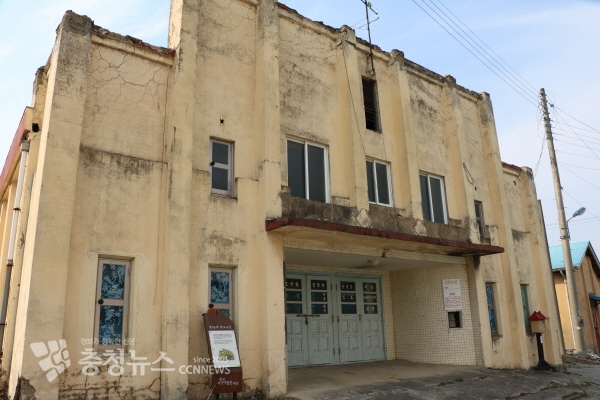 판교면 시간이 멈춘 마을, 극장 정면 파사드 모습