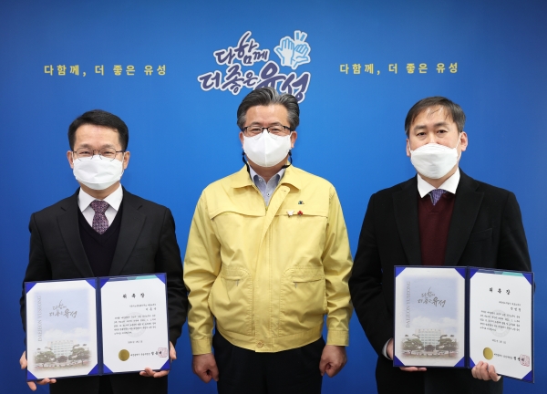 28일 구청 행복사랑방에서 유성구 고문 공인노무사 위촉식이 진행되고 있는 가운데 박범정 노무사(오른쪽)와 이동수 노무사(왼쪽)가 정용래 유성구청장(가운데)과 함께 기념촬영