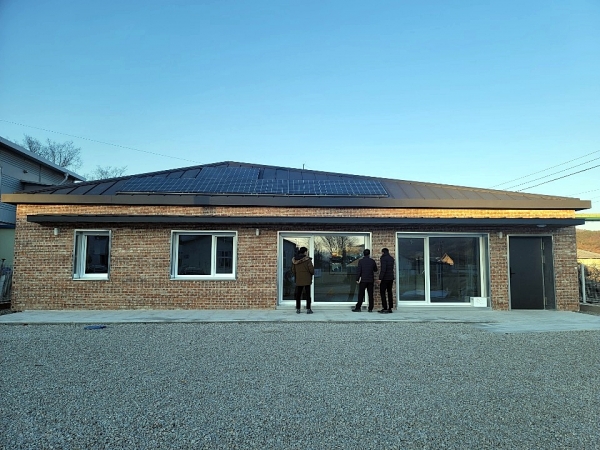 농촌 지역 공동이용시설의 농업‧농촌 에너지자립모델 1호로 전북 장수군 송탄마을회관 리모델링 마무리