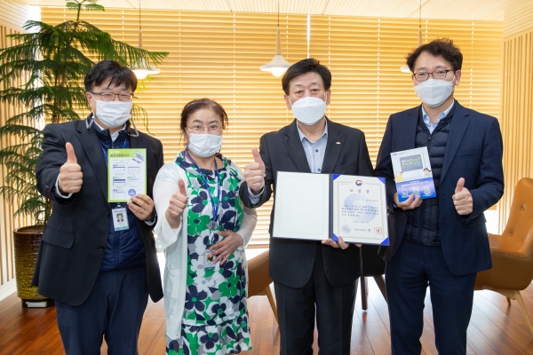서부발전은 최근 문서24 활성화에 따른 행정효율 향상에 기여한 공로로 행안부 장관표창을 수상했다. 표창장을 들고 있는 송재섭 서부발전 기획관리본부장(오른쪽 두 번째).