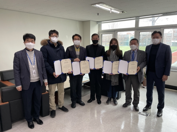 1사 1하천 가꾸기 운동 관련 우수기업 기관이 기념사진을 찍고 있다.