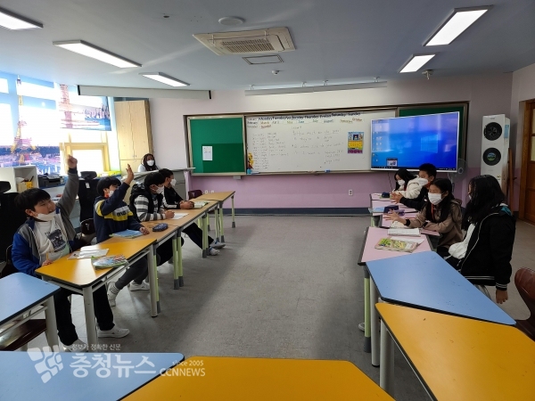 대상을 받은 TaLK 장학생 시네구구와 정순미 교사의 수업장면