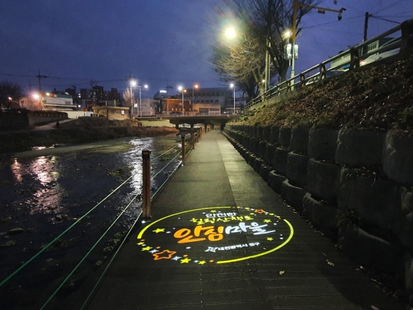 데크산책로 일대 설치된 로고젝터 모습