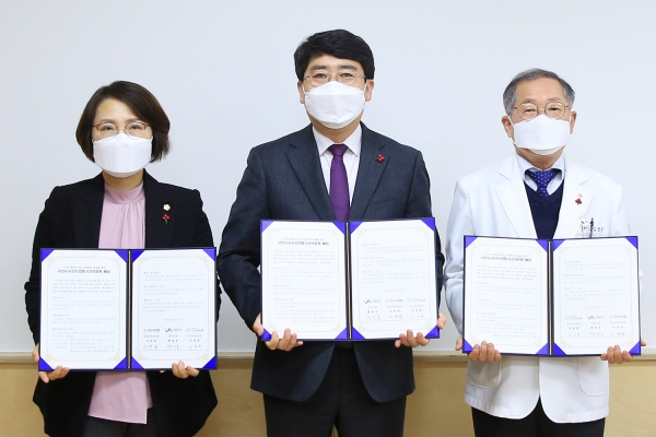 30일 시장실에서 열린 서산시 영유아 야간진료센터 운영 MOU체결식 (좌부터 이연희 시의회 의장, 맹정호 서산시장, 김영완 서산의료원장)