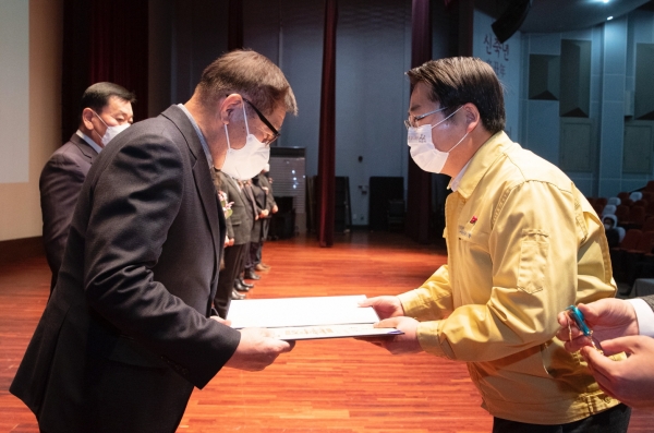 이동선 농촌지도자아산시연합회 직전회장이 오세현 시장으로부터 훈장을 수여 받고 있다.