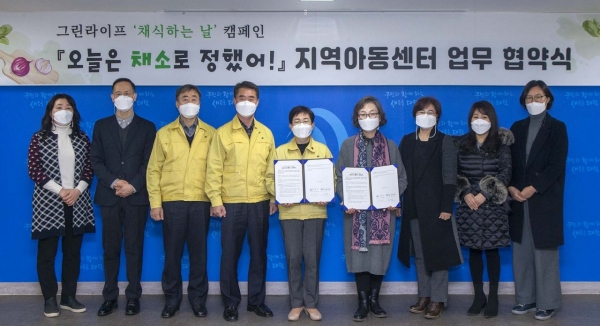 지난달 30일 구청에서 박정현 대덕구청장(왼쪽 다섯 번째)과 김미란 대덕구지역아동센터연합회장(왼쪽 여섯 번째)이 ‘채식하는 날’ 캠페인 업무협약을 맺었다.