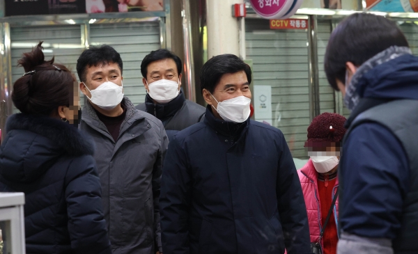 황인호 동구청장(가운데)이 동구 중앙시장을 방문하는 모습