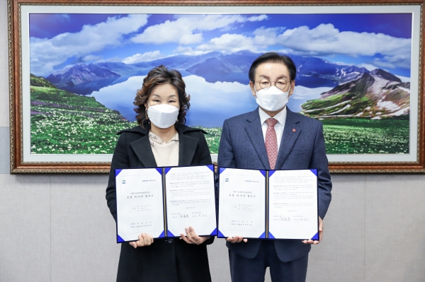 정명각 운영 업무협약(좌측 김용진 전무와 최홍묵 시장)