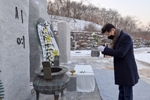 김정섭 공주시장, 보훈공원 참배 모습