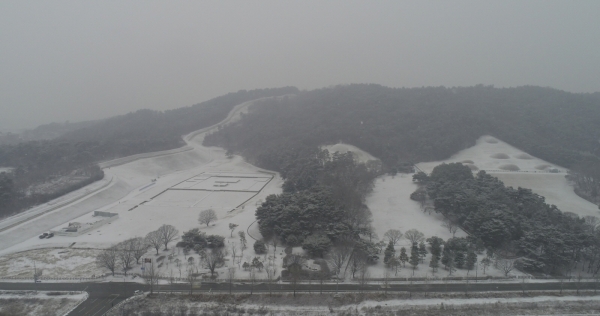 능산리 고분 설경