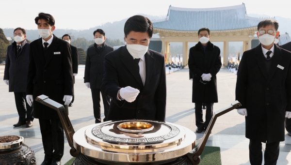 현충원 참배하는 황인호 동구청장(가운데) 모습