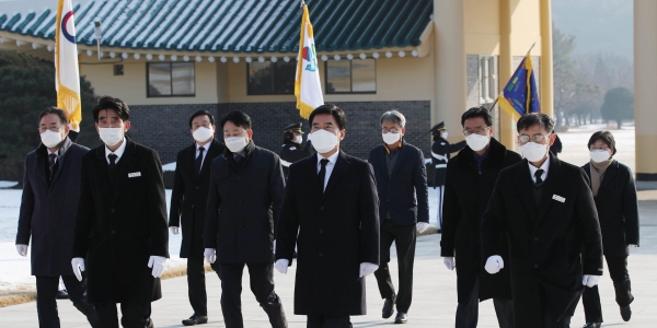 현충원 참배하는 황인호 동구청장(가운데) 모습