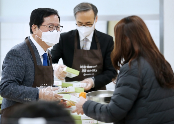 장종태 대전 서구청장이 한 해 동안 동행하는 직원들을 위해 떡국을 배식하고 있다.