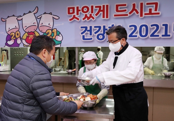 4일 구청 구내식당에서 정용래 유성구청장이 직원들을 위해 떡국을 배식하고 있다