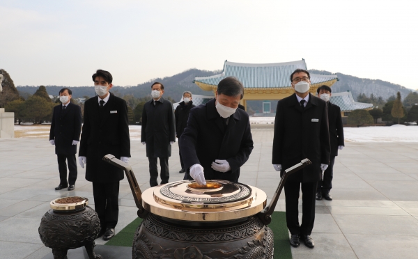 정상봉 사장이 국립대전현충원에서 참배에 앞서 분향하고 있다.