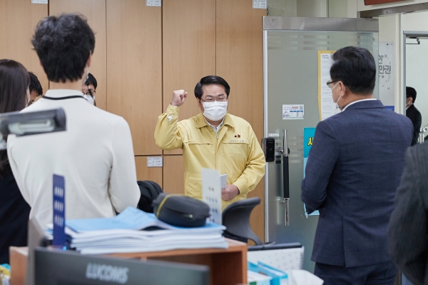 오세현 시장이 신축년 새해를 맞아 직원들에게 격려인사를 전하고 있다.