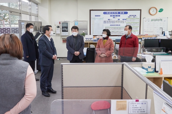 오세현 시장이 새해를 맞아 노인여가시설을 방문하고 있다.