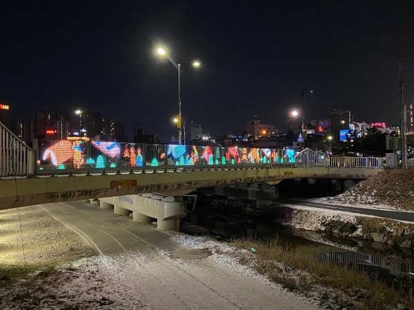 천안천 서부역사교 미디어글라스 설치 전경