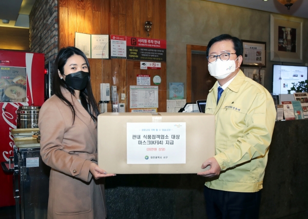 장종태 대전 서구청장이 사리원면옥(둔산동)을 방문해 사회적 거리두기 2단계에 따른 자영업자 애로사항을 청취하고 방역물품을 지급했다.