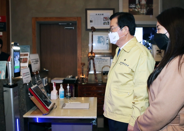 장종태 대전 서구청장이 식당에 설치된 발열체크기를 확인하고 있다.