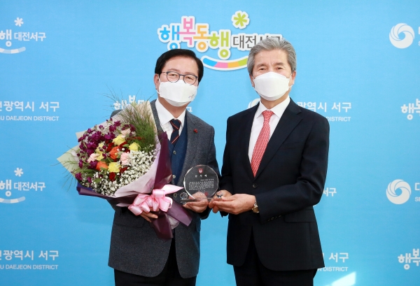 6일 청사 갑천누리실에서 목원대학교 권혁대 총장으로부터 코로나19 감염병 확산 방지 지원에 대한 감사의 뜻이 담긴 감사패를 받았다