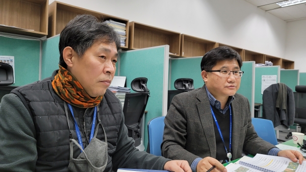 (사진 우측부터)정재욱 재산운용팀장, 정영준 주무관.