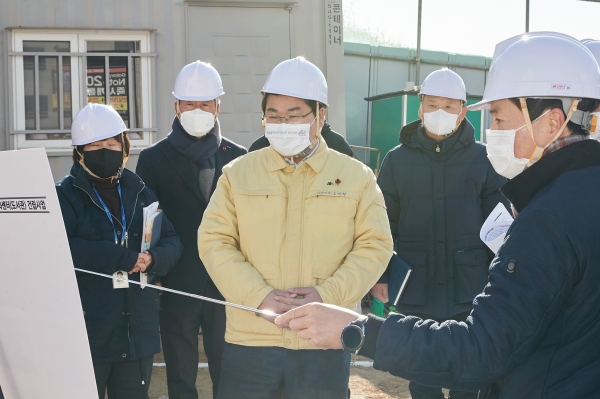 오세현 시장이 주요 현안사업장을 방문하고 있다.