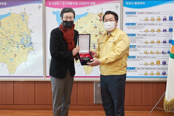 전혜자 사무총장이 오세현 시장에게 체육진흥상을 전달하고 있다.