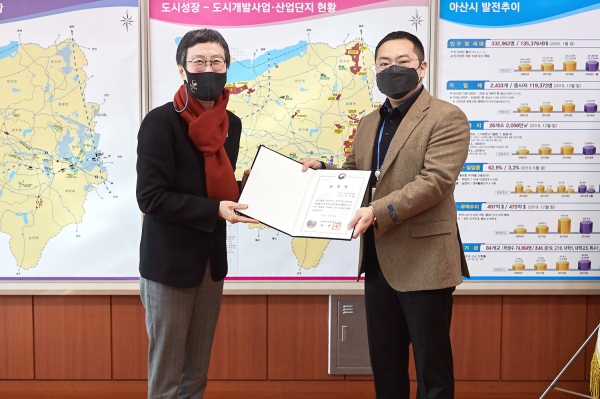 전혜자 사무총장이 이정열 사무팀장에게 문화체육관광부 장관 표창을 전달하고 있다.