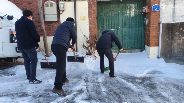 금산군청 앞 눈쓸기
