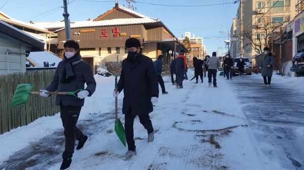 금산군청 앞 눈쓸기