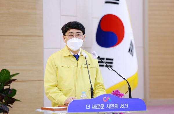 맹정호 서산시장이 7일 시청 대회의실에서 2021년 주요 시정 추진 방향에 대해 설명하고 있다