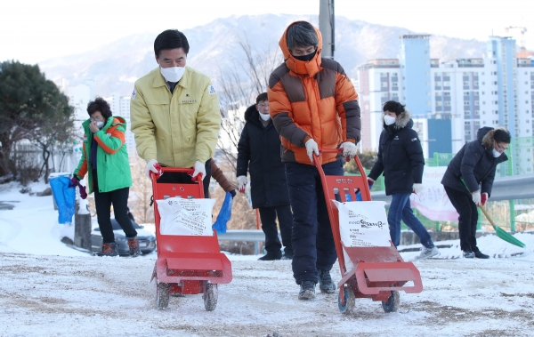 황인호 동구청장이 제설작업을 펼치고 있다.