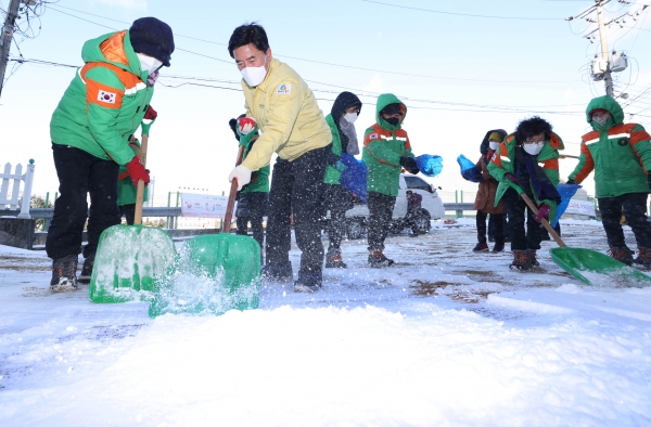 황인호 동구청장(왼쪽에서 두 번째)이 동구 지역 방재단과 방역활동 참여하는 모습