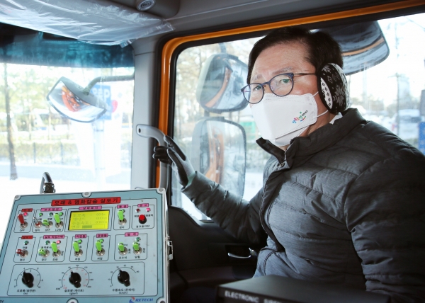 장종태 대전 서구청장이 7일 폭설로 인한 주민들의 불편을 최소화하기 위해 제설 차량에 탑승해 제설작업 점검