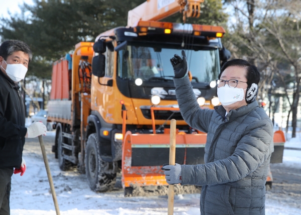 장종태 대전 서구청장이 7일 폭설로 인한 주민들의 불편을 최소화하기 위해 제설작업 점검