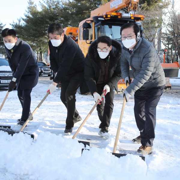 장종태 대전 서구청장이 7일 폭설로 인한 주민들의 불편을 최소화하기 위해 제설작업에 직접 벌였다.