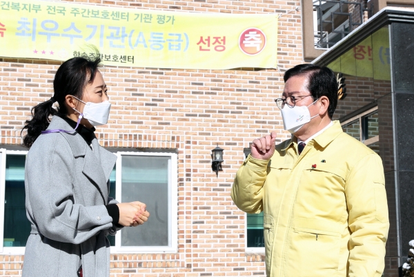 장종태 대전 서구청장은 최근 전국적으로 노인복지시설에서 코로나19 집단감염이 발생하고 있어 이에 대비하기 위해 한솔요양원을 방문해 코로나19 방역 상황을 점검하고 관계자를 격려했다.