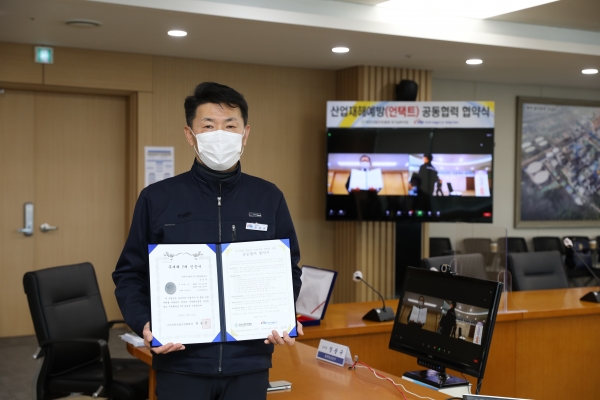 무재해 7배수 달성 인증서를 들고 있는 장광규 평택발전본부장