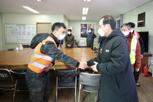 박상돈 천안시장은 지난 7일 서북구청 제설전진기지를 방문해 제설작업에 구슬땀을 흘린 직원을 격려하고 있다.