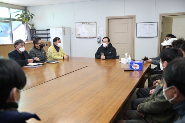 박상돈 천안시장은 7일 서북구청 제설전진기지를 방문해 제설장비와 제설자재 등을 점검하고 직원들을 격려했다