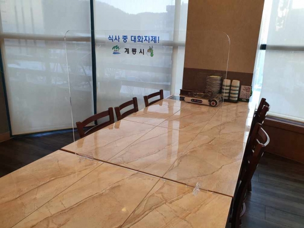 음식점 비말차단 칸막이 설치 모습