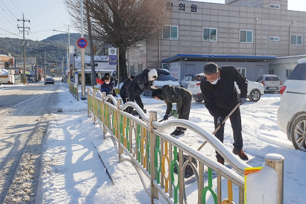 8일 운산면 주요시가지 직원 및 사회단체 합동 제설장면