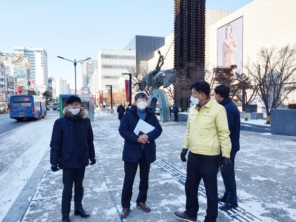 전만권 천안시 부시장이 8일 대중교통 관련 주요 현장을 방문해 신부동 신세계 백화점 주변 교통시설과 신호체계 등을 확인하고 있다.