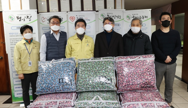 황인호 동구청장(왼쪽에서 세 번째)이 쪽방 상담소를 방문하는 모습